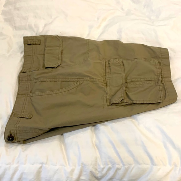 Magellan Outdoors Other - Magellan Khaki Cargo Shorts Size 32